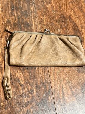 Faux  Leather Wristlet Clutch in Light Brown kiss lock vintage style